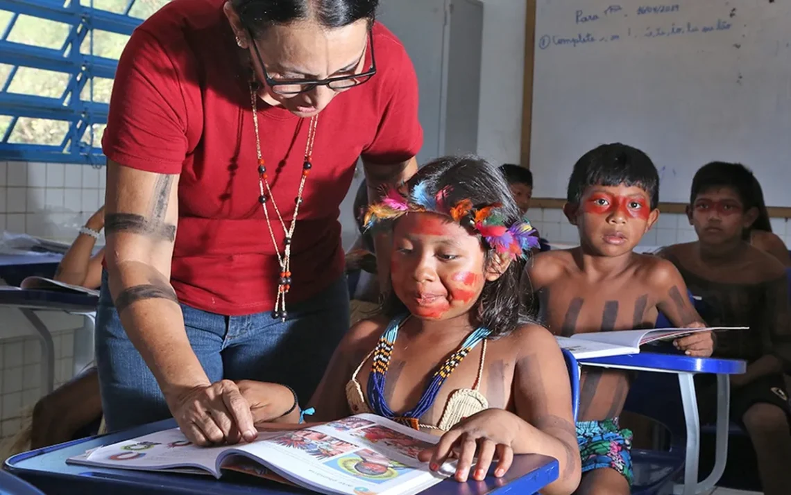 ensino para povos indígenas, instrução em aldeias, formação educacional nas comunidades