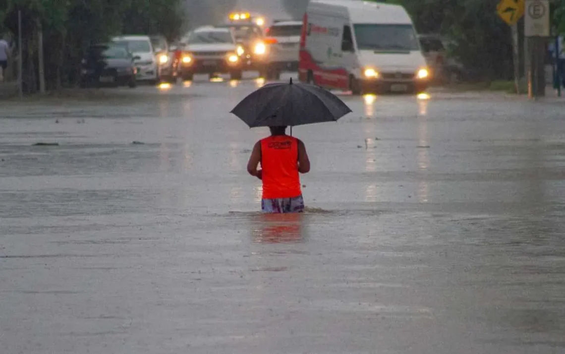 cheias, fortes chuvas, deslizamento de terra, gravações, situação.