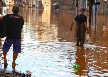 catástrofe, desastre, enchentes, deslocamento, destruição;