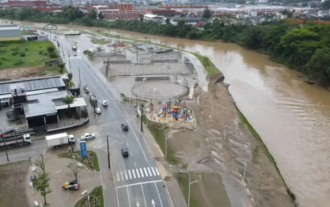 alagação, inundação, transbordamento;