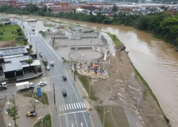 alagação, inundação, transbordamento;