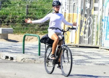 atriz, pedalada, praia, de Ipanema;