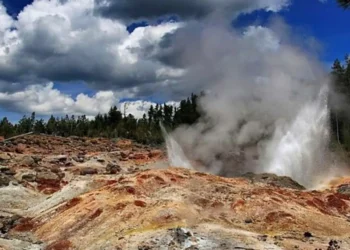 nascente, termal, erupção periódica, jato, potente;