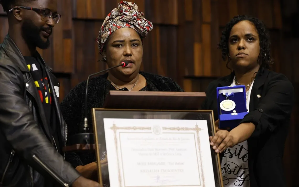 homenageado, congolês, acusados de agressões, cerimônia de homenagem;