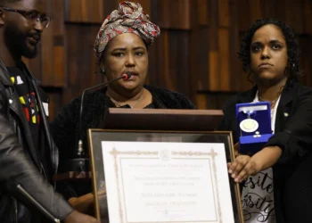 homenageado, congolês, acusados de agressões, cerimônia de homenagem;