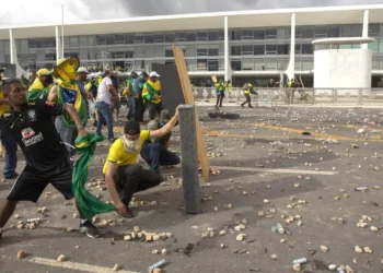 mandados de prisão, foragidos, da Operação, investigados, por envolvimento;