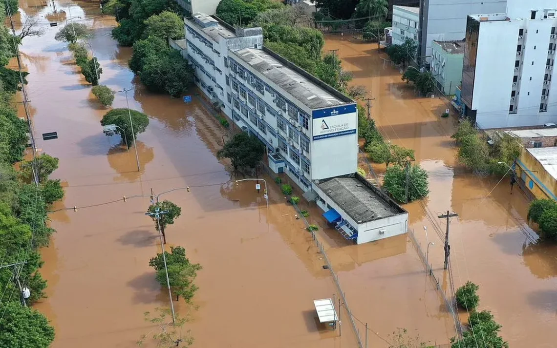 instituições de ensino, centros acadêmicos, faculdades;