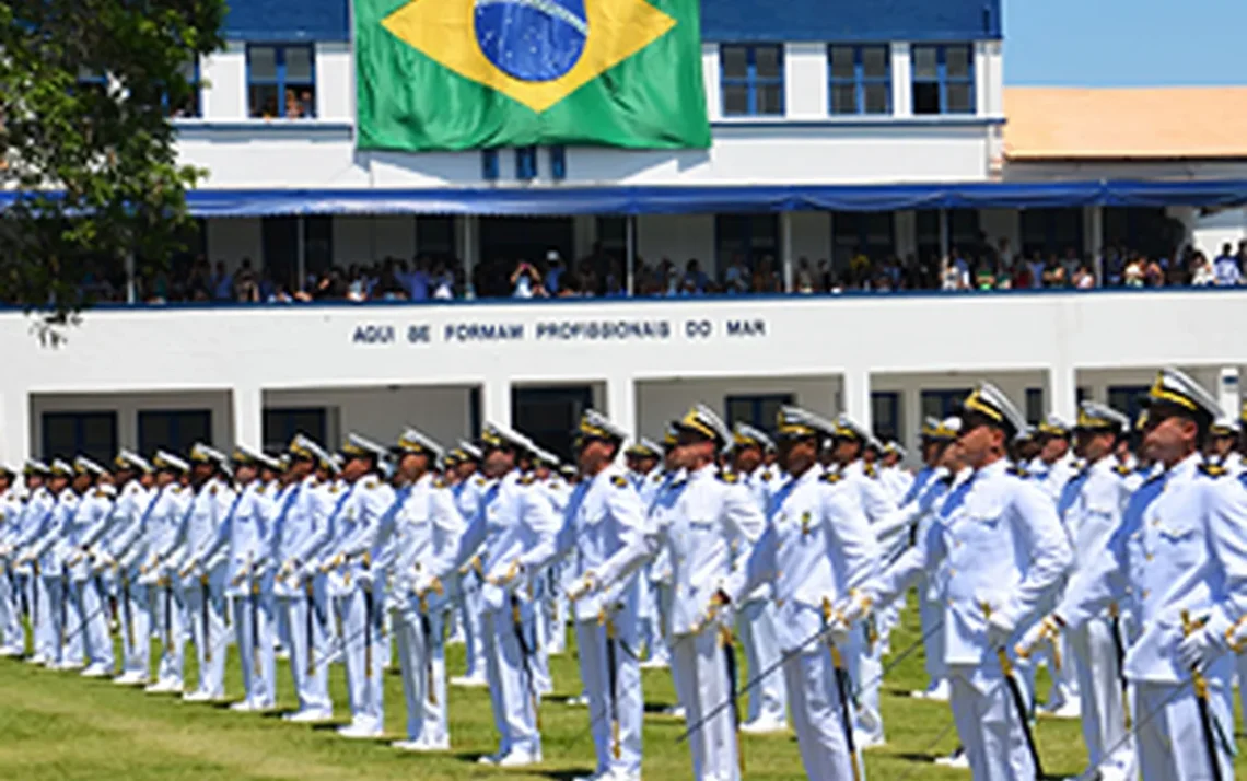 militar, oficial, réu;