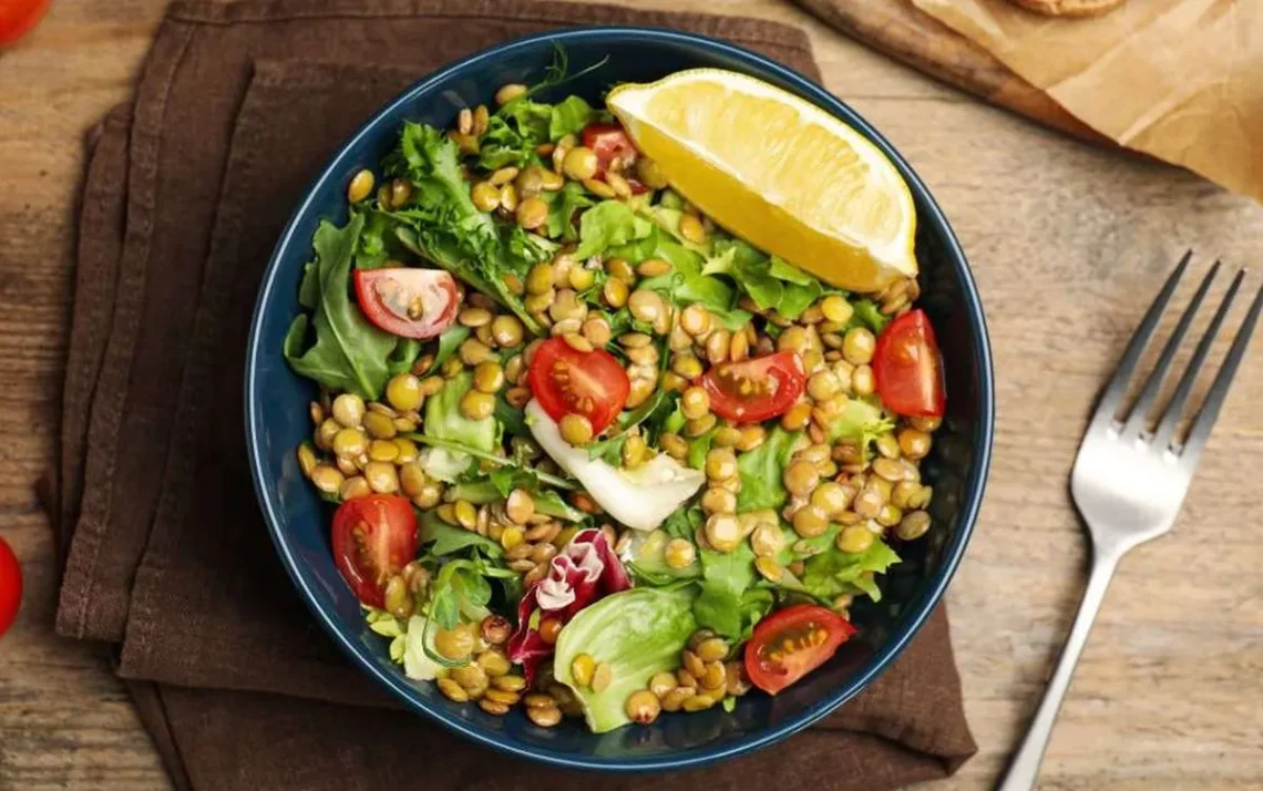 salada de frango com lentilha;