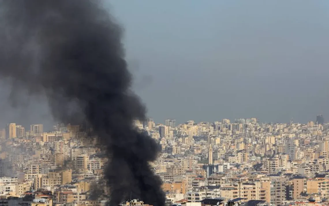 Fumaça sobe dos edifícios atingidos em um ataque aéreo israelense que teve como alvo os subúrbios ao sul de Beirute em 3 de outubro de 2024 (AFP/AFP) - Todos os direitos: @ Veja Abril