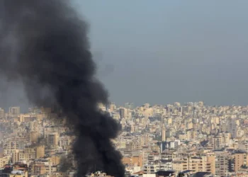 Fumaça sobe dos edifícios atingidos em um ataque aéreo israelense que teve como alvo os subúrbios ao sul de Beirute em 3 de outubro de 2024 (AFP/AFP) - Todos os direitos: @ Veja Abril