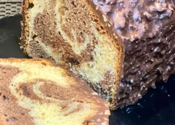 bolo de mármore, bolo francês, bolo de chocolate e baunilha';