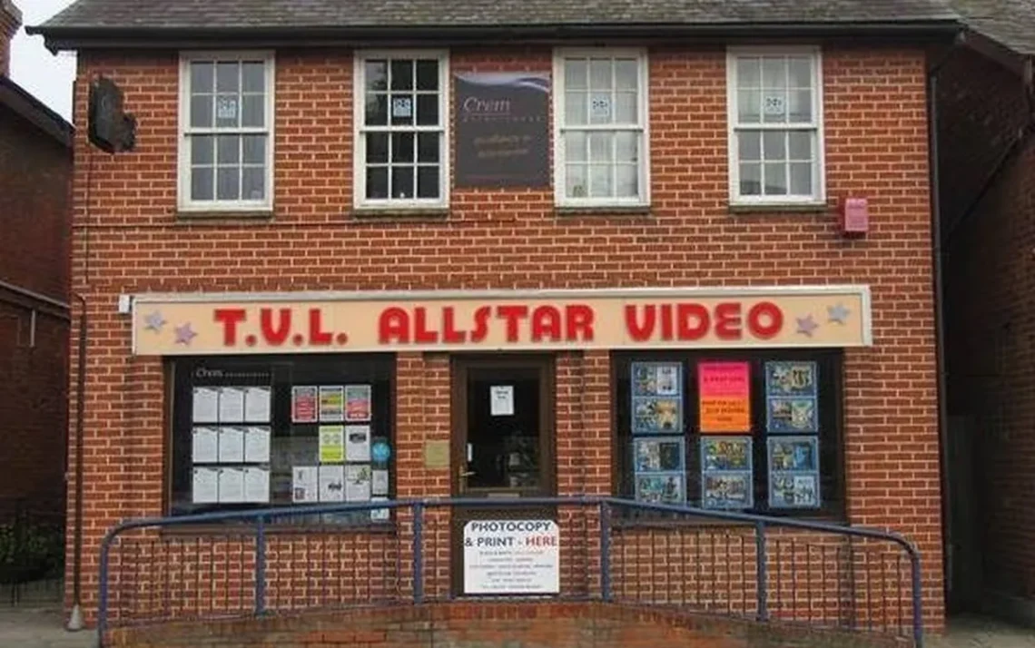 videolocadora, loja de aluguel de filmes;