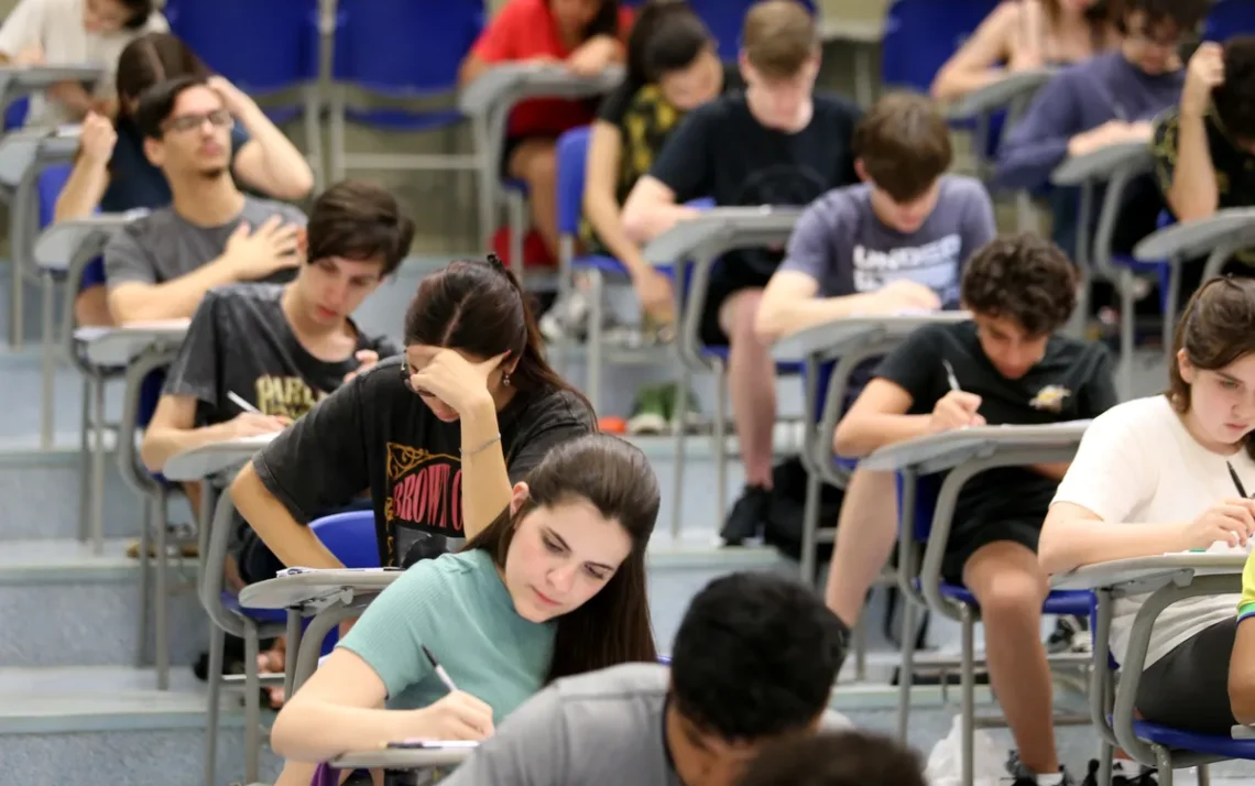 exame de admissão, prova de ingresso, seleção universitária;